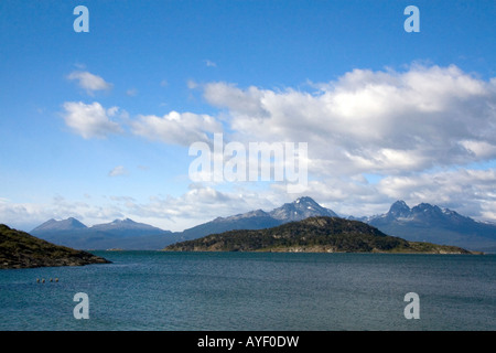 Vista del Dientes de Navarino vertici in Cile attraverso il Canale di Beagle vicino a Ushuaia Argentina Foto Stock
