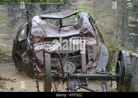 Auto rimane a Oradour sur Glane preservato villaggio Limousin scena di WW2 SS naziste massacro Francia Foto Stock