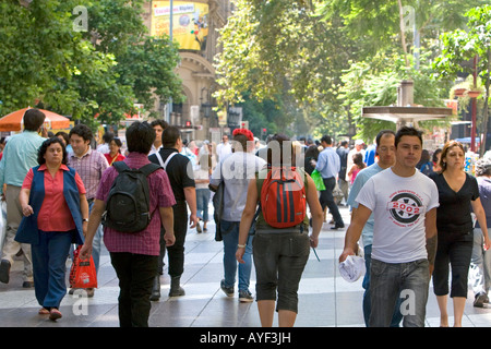 La gente a piedi sul Paseo Ahumada in Santiago del Cile Foto Stock