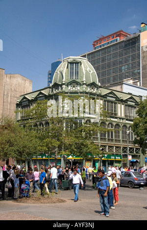 Persone in Plaza de Armas in Santiago del Cile Foto Stock