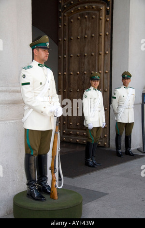 Le protezioni al di fuori del Palacio de la Moneda a Santiago del Cile Foto Stock