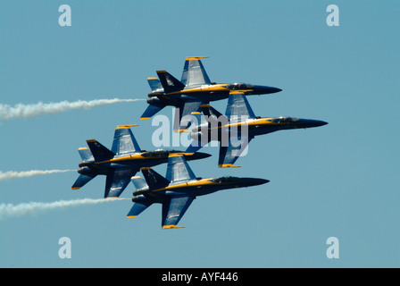 Il Blue Angels jet squadron volare in formazione mentre lo streaming di fumo. Foto Stock