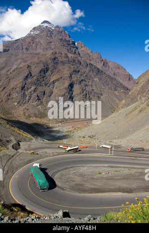 Camion guidare su strade di switchback nella Cordigliera delle Ande in Cile Foto Stock