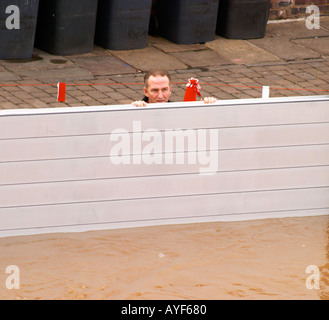 Gli stati di pubblico si affaccia su flood barrier al fiume Severn Bewdley Worcestershire Inghilterra Foto Stock