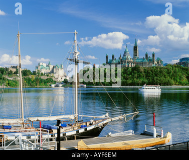 CANADA ONTARIO OTTAWA Parliament Hill Chateau Laurier attraverso fiume Ottawa Foto Stock