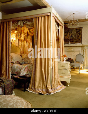 Letto a baldacchino con tende di seta e illuminazione integrale Foto Stock