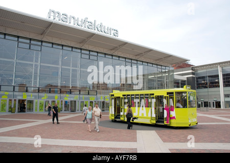 Il bus offre patroni di Manufaktura rimodellato fabbrica tessile un centro per le arti di intrattenimento e di shopping. Lodz Polonia centrale Foto Stock