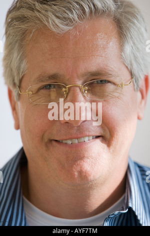 Uomo che indossa occhiali Foto Stock