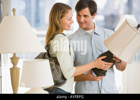 Giovane shopping per illuminazione Foto Stock