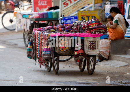 Indiano colorato street carrello la vendita di oggetti di artigianato compresi sacchi. Puttaparthi, Andhra Pradesh, India Foto Stock