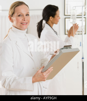 Medico donna iscritto su grafico Foto Stock