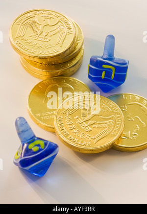 Close up Chanukah monete e dreidels Foto Stock