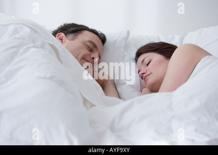 Giovane dormire nel letto Foto Stock