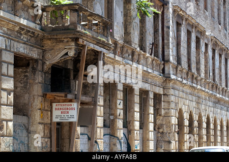 La guerra gli edifici danneggiati a Mostar, in Bosnia ed Erzegovina Foto Stock