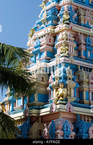 Indian gopuram architettura templare contro un luminoso cielo blu, nel sud della città indiana di Puttaparthi Foto Stock