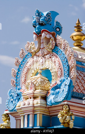 Indian gopuram architettura templare contro un luminoso cielo blu, nel sud della città indiana di Puttaparthi Foto Stock