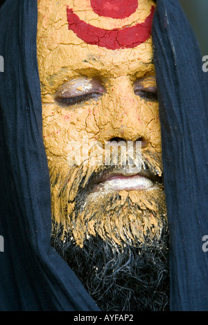 Sadhu indiano con il suo volto coperto in pasta di legno di sandalo e un marchio di Shiva. India. Ritratto Foto Stock