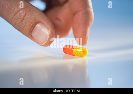 Uomo di raggiungere per la medicazione Foto Stock