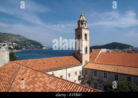 Skyline che mostra una torre e il porto di Dubrovnik, Croazia Foto Stock