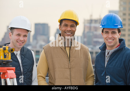 Multi-etnico costruzione maschio lavoratori Indossare copricapi rigidi Foto Stock