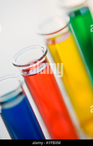 Multi-liquidi colorati in fiale Foto Stock