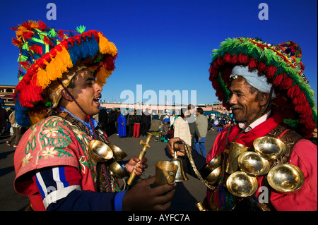 Persone venditori d'acqua indossando cappelli tradizionali nel Djemaa el Fna market place marrakech marocco Modello rilasciato Foto Stock