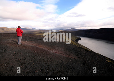 Escursionista tenendo in vista, Landmannalaugar interno, Islanda Foto Stock