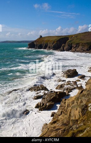 Onde si infrangono in Rinsey Cove e scogliere con testa Rinsey nella distanza Cornwall Inghilterra REGNO UNITO Foto Stock
