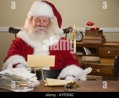 Santa Claus per la lettura della posta Foto Stock