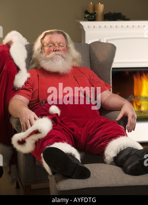 Santa Claus rilassante in poltrona Foto Stock