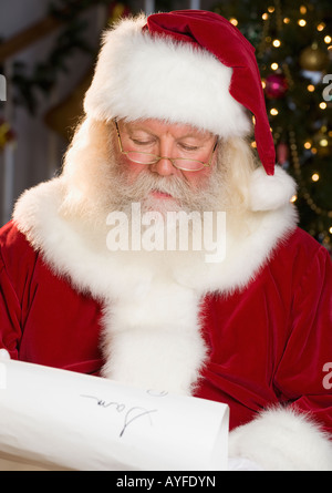 Santa Claus elenco lettura dei nomi Foto Stock