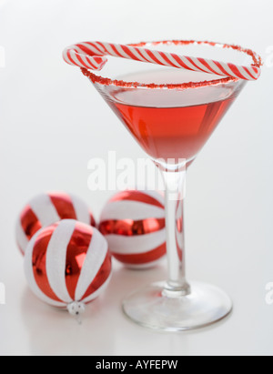Cocktail con la caramella di canna da zucchero e di decorazioni di Natale Foto Stock