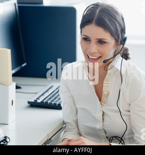 Imprenditrice di indossare le cuffie Foto Stock