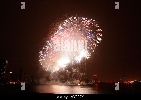 Fuochi d'artificio che esplodono nel cielo di notte Foto Stock