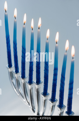 Close up menorah con candele accese Foto Stock