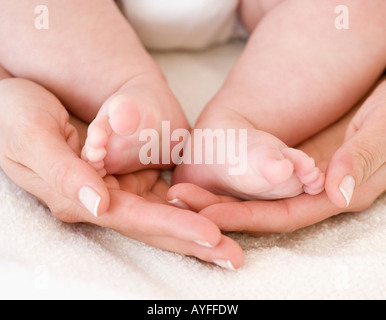 Close up della madre e le mani del bambino in piedi Foto Stock