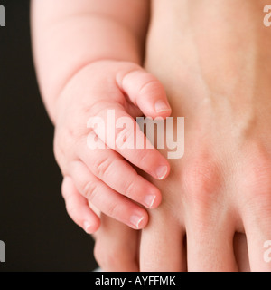 Chiusura del bambino madre di toccare la mano Foto Stock