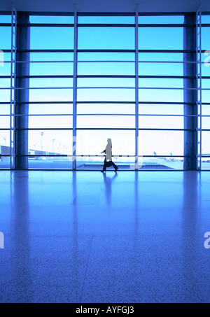 Imprenditrice a piedi all'aeroporto Foto Stock