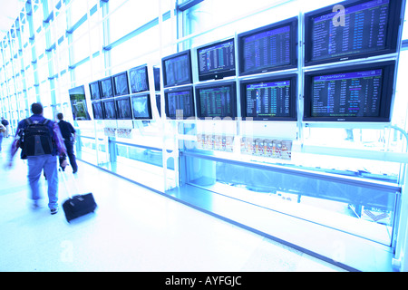 Arrivo e partenza schermate in aeroporto Foto Stock