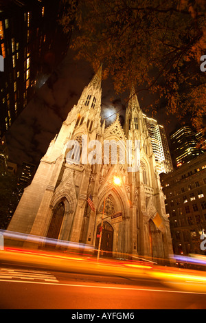 San Patrizio Cattedrale con vetture di sfocatura da New York City Foto Stock
