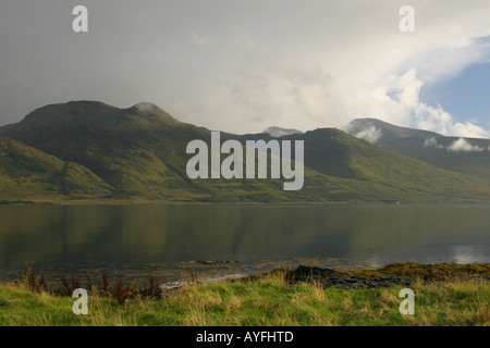 Ben di più, la montagna più alta dell'isola di Mull, sul Loch na Keal Scozia Scotland Foto Stock