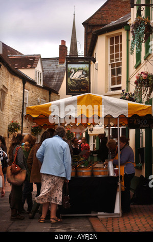 Il mercato degli agricoltori nei pressi di The Swan Inn IN STROUD GLOUCESTERSHIRE REGNO UNITO Foto Stock