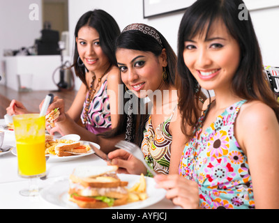 Tre giovani donne di mangiare al ristorante Foto Stock