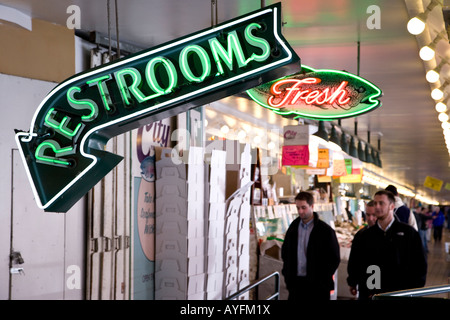 Seattle nello Stato di Washington USA Il Mercato di Pike Place piano terra interno si spegne le insegne al neon Foto Stock