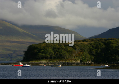 La vista dall'isola di Ulva alle montagne di Mull, Scozia Foto Stock