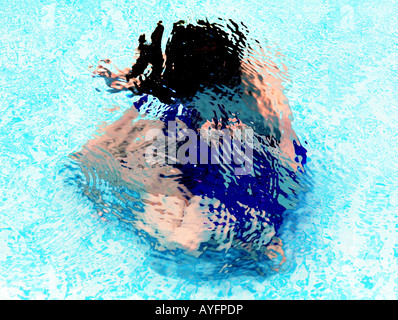 Ragazzo giovane galleggianti in piscina Foto Stock