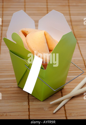 Il cinese Fortune Cookie in un take Out Box Foto Stock