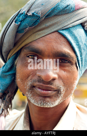 INDIA NUOVA DELHI Ritratto di senzatetto uomo che indossa un vestito di stracci turbante blu e vivono per le strade di New Delhi Foto Stock
