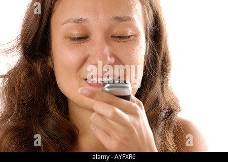 Donna sorridente parlando al cellulare Foto Stock