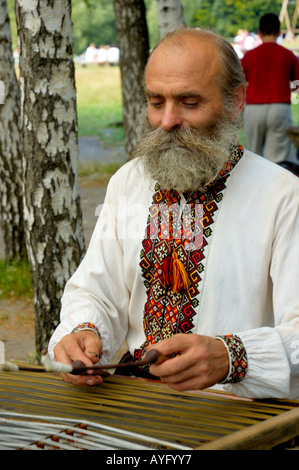 Cymbalist in ucraino abiti tradizionali giocando dulcimer Foto Stock